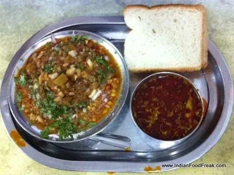 Bedekar Tea stall, Pune: Misal Magic